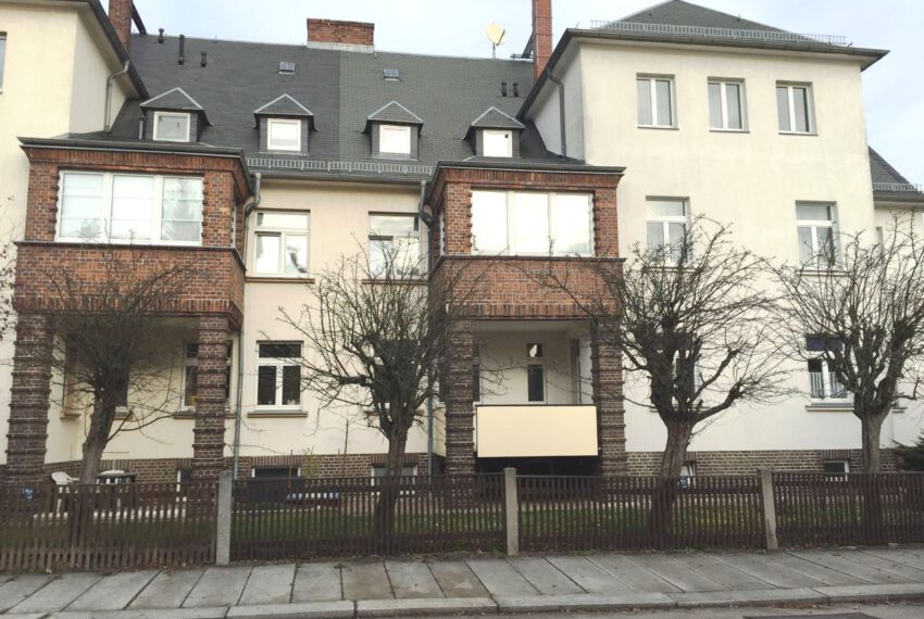 Neue Straßenansicht mit Balkon EG