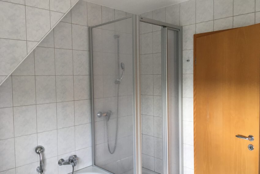 Bad mit Wanne und Dusche